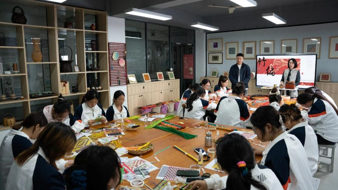 为非遗“添彩”，为青春“赋能”：江苏建院的文化育人新实践